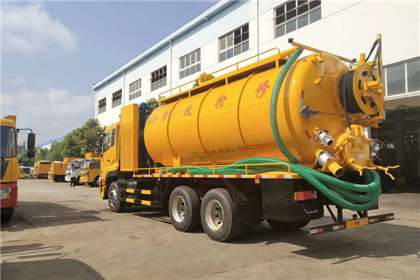 不要做口頭上的巨人，要做行動上的領跑者——程力東風天龍清洗吸污車