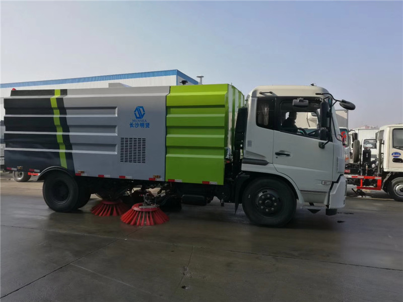 東風(fēng)天錦洗掃車配有具有自動收放功能的沖洗絞盤和沖洗槍，壓力高