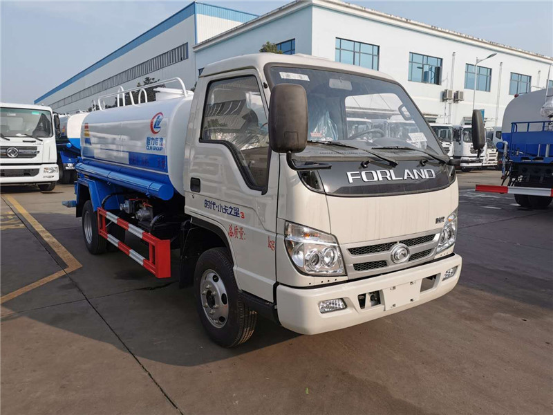 東風12方D3底盤灑水車裝有衛(wèi)星定位功能，一款多功能市政環(huán)衛(wèi)灑水車