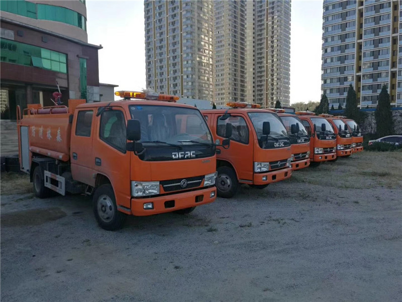  東風(fēng)5噸消防灑水車采用國(guó)標(biāo)Q235B型碳鋼板制造，適合撲救一般性火災(zāi)