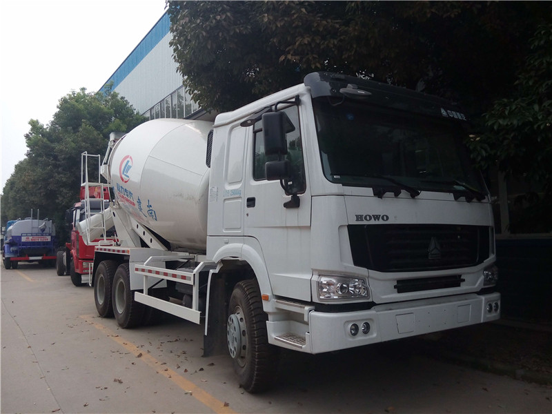 東風(fēng)福瑞卡攪拌車，各部件量正常可靠，有效提高操作人員上下安全性