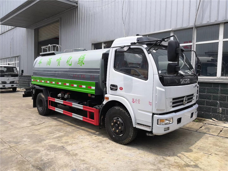 東風D17后八輪噴灑車具有防波作用，以減低汽車行駛時罐體液體的沖擊