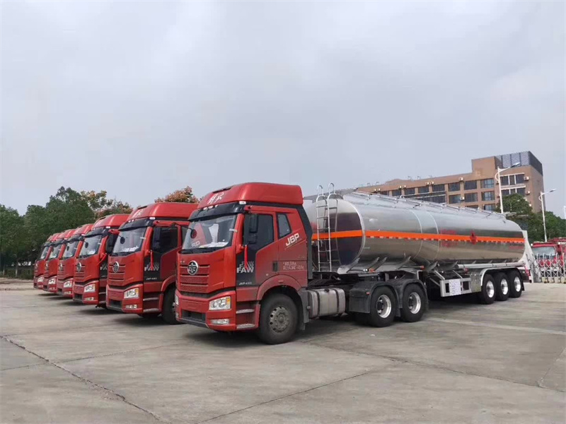 解放J6P460馬力，標(biāo)載33噸鋁合金半掛運(yùn)油車茂名批量發(fā)車