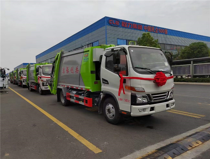 五臺(tái)壓縮垃圾車發(fā)往廣東共創(chuàng)保潔美好新生活