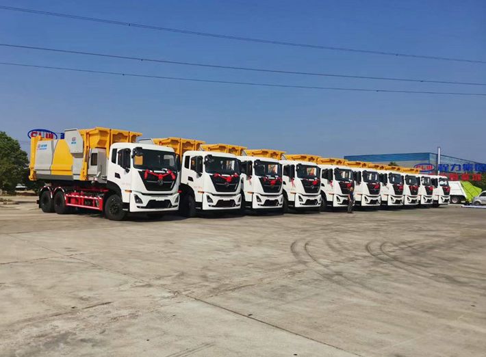 東風天龍勾臂垃圾車配18方移動壓縮垃圾站發往廣東