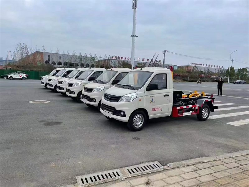 云南楚雄人民政府采購(gòu)的6輛勾臂垃圾車準(zhǔn)時(shí)發(fā)車